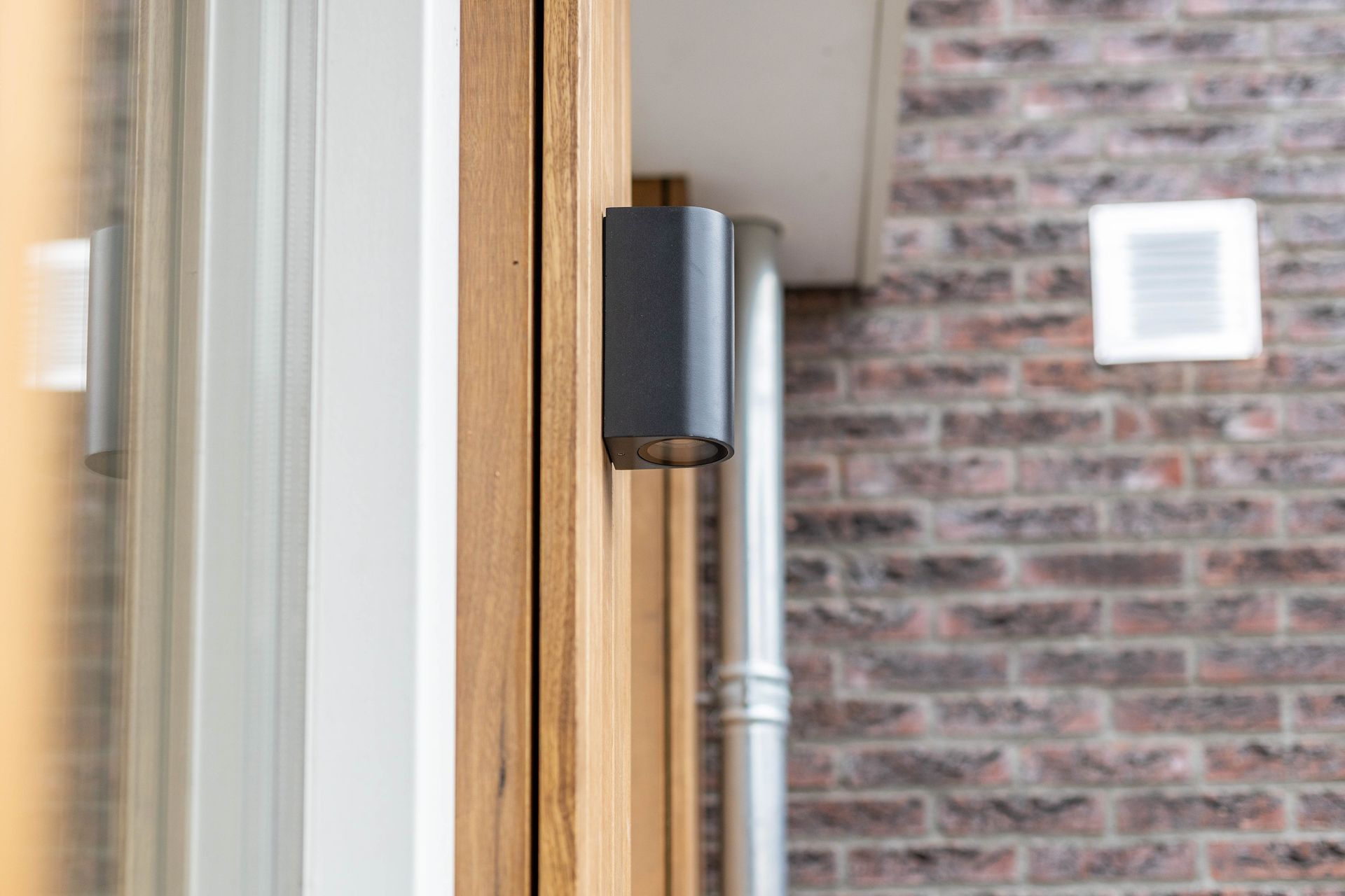 Deurscharnieren hardware detail. Houten deur zware uitvoering.
