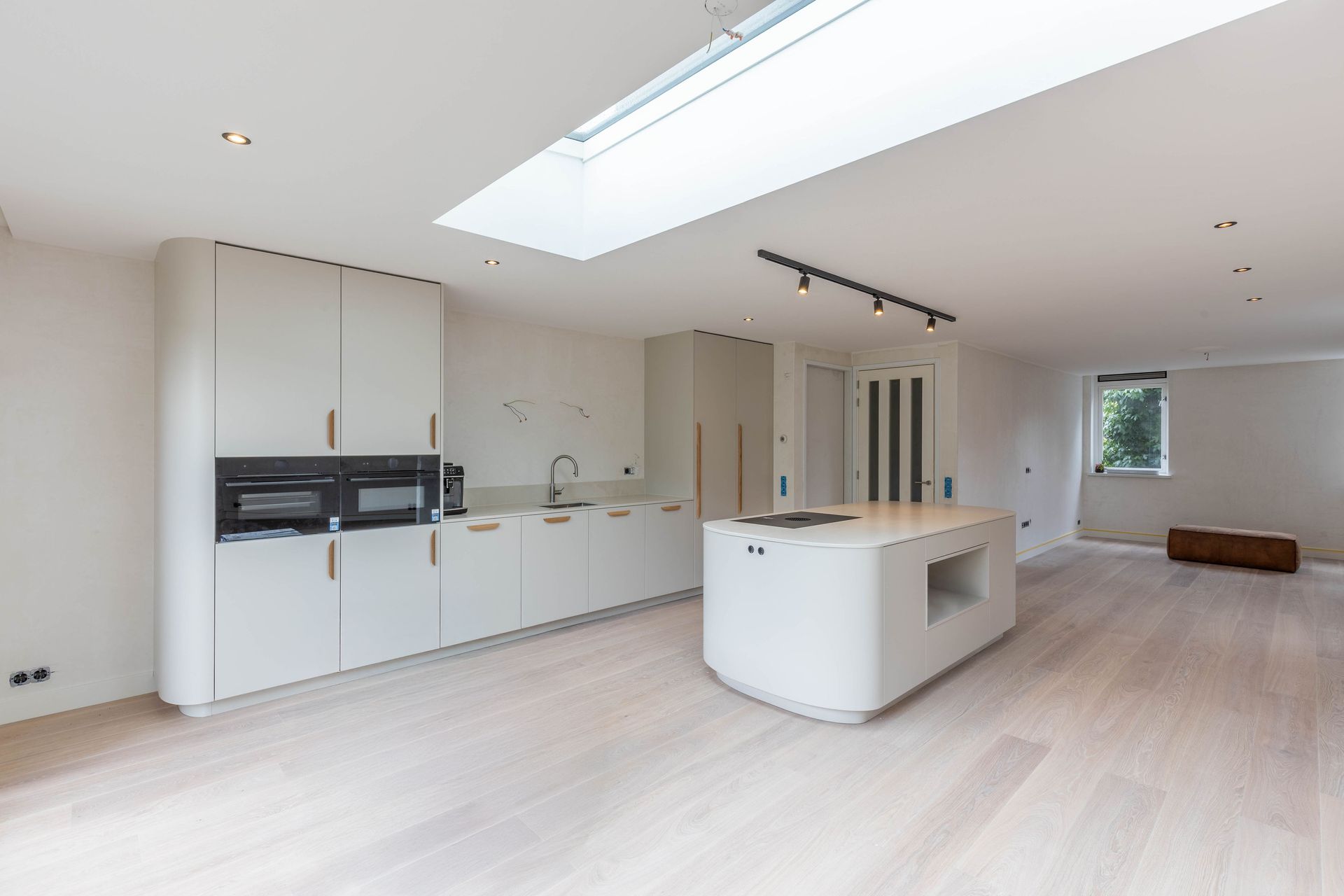 Moderne witte keuken eiland open ruimte. Huisrenovatie