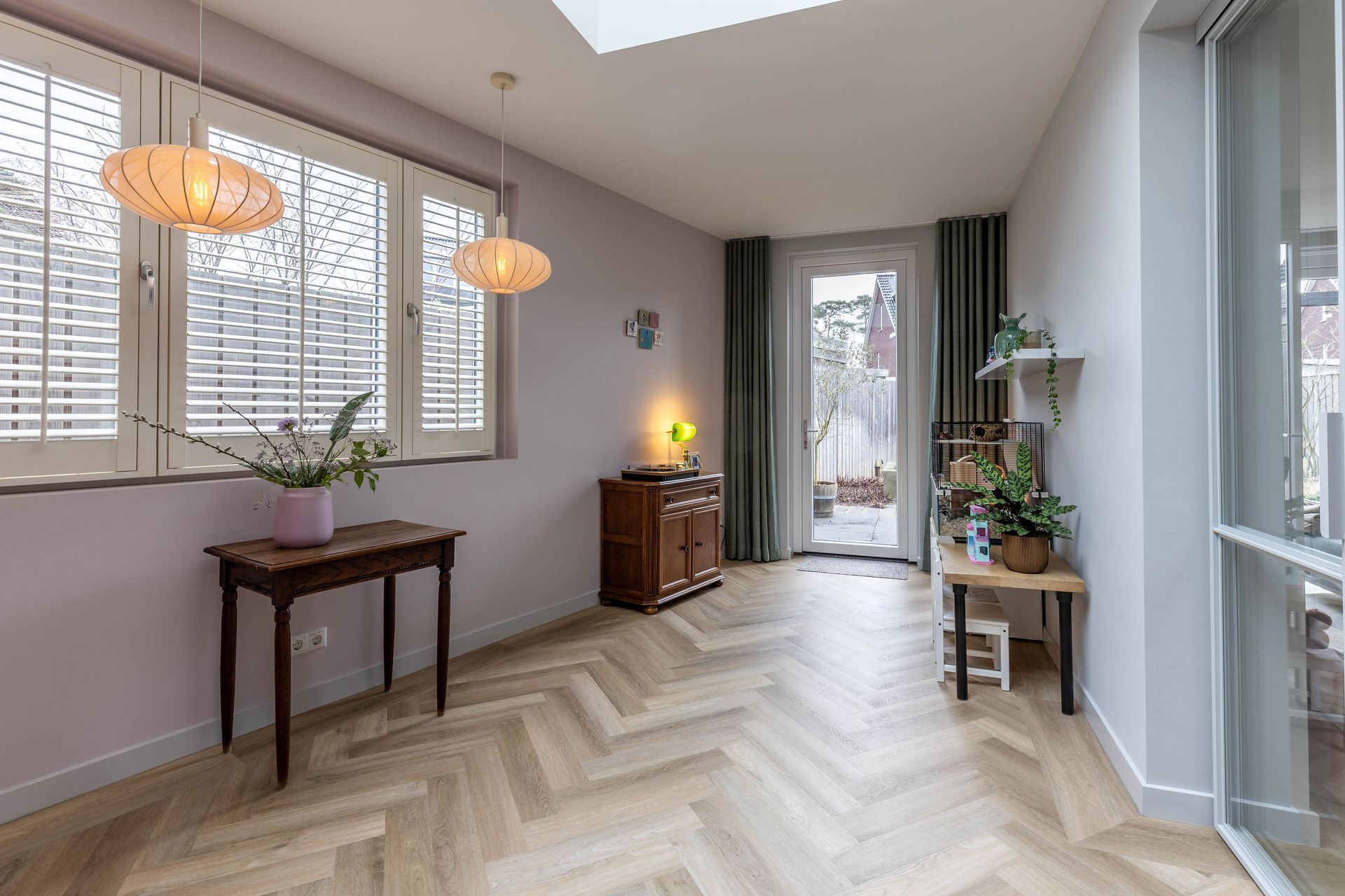 Lichte woonkamer en eetkamer voor verbouwing van woning. Moderne interieur renovatie met patio deuren.