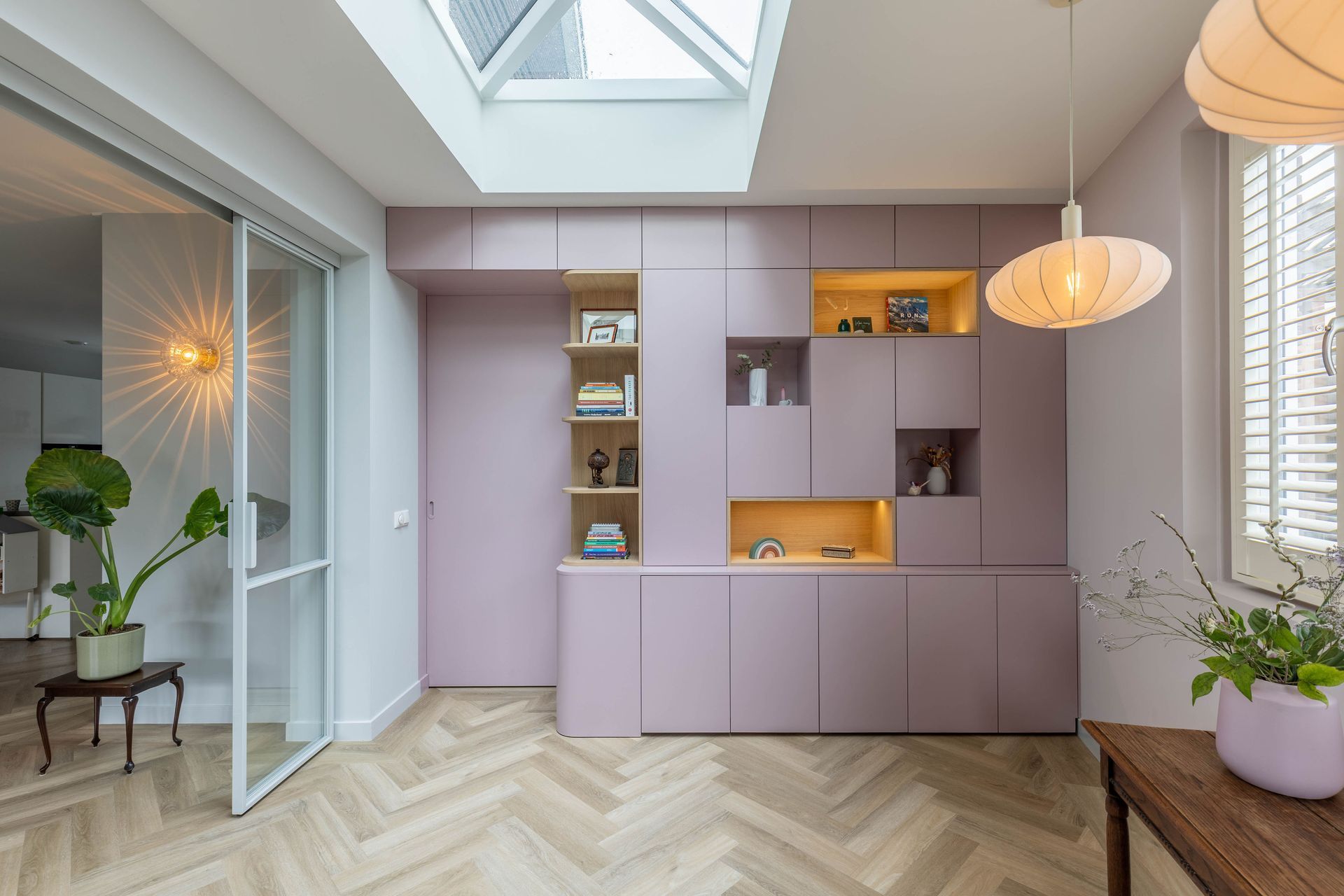 Moderne kamer roze paarse kasten.