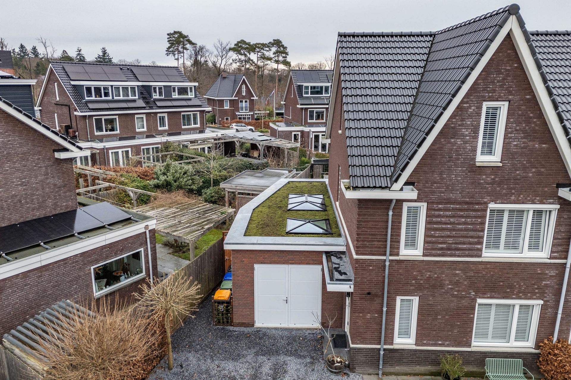 Luchtfoto gerenoveerde woningen in wijk. Aanbouw en verbouwing.