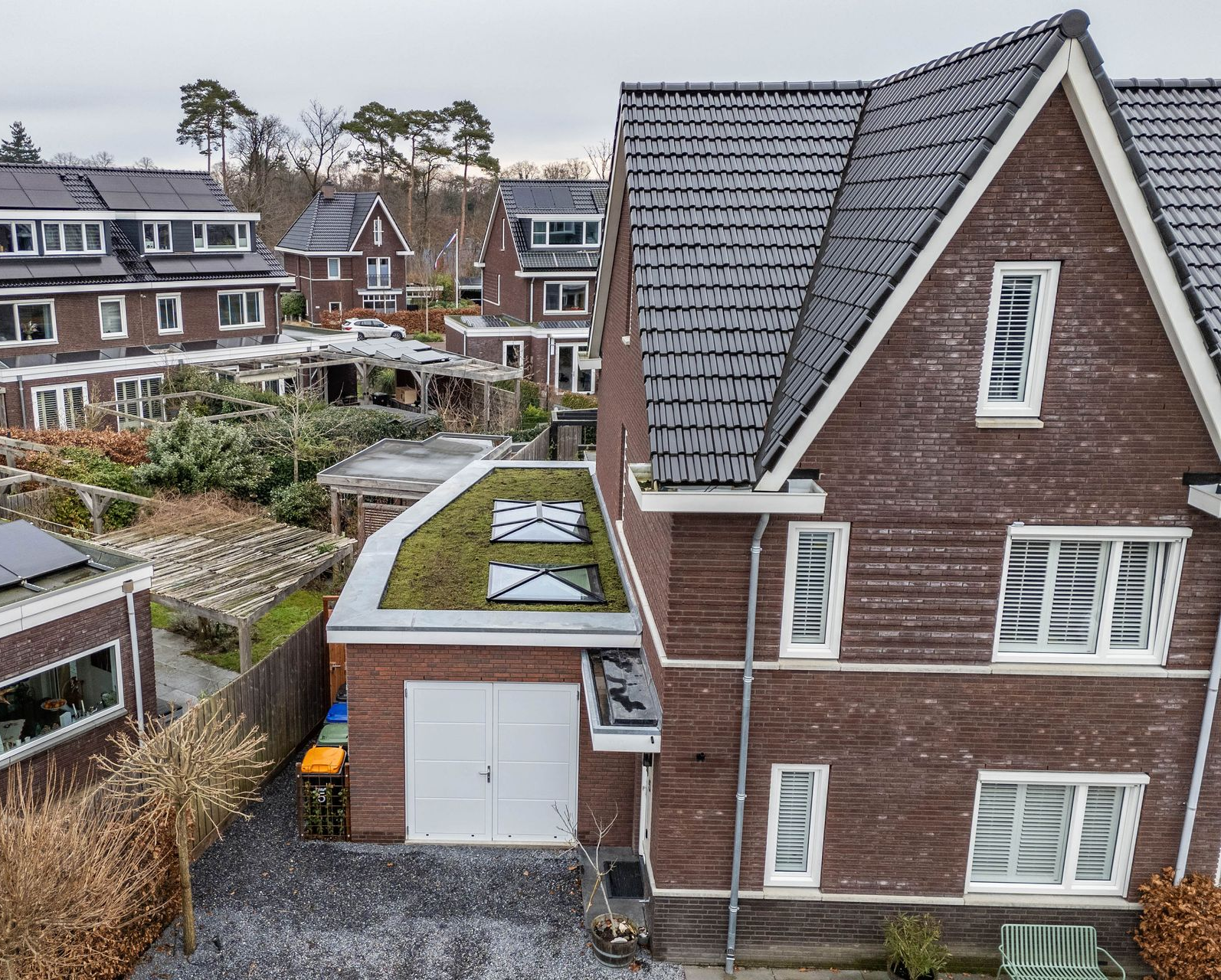 Luchtfoto dakwerk aanbouw. Dak renovatie bovenaanzicht. Verbouwing bouwwerk.