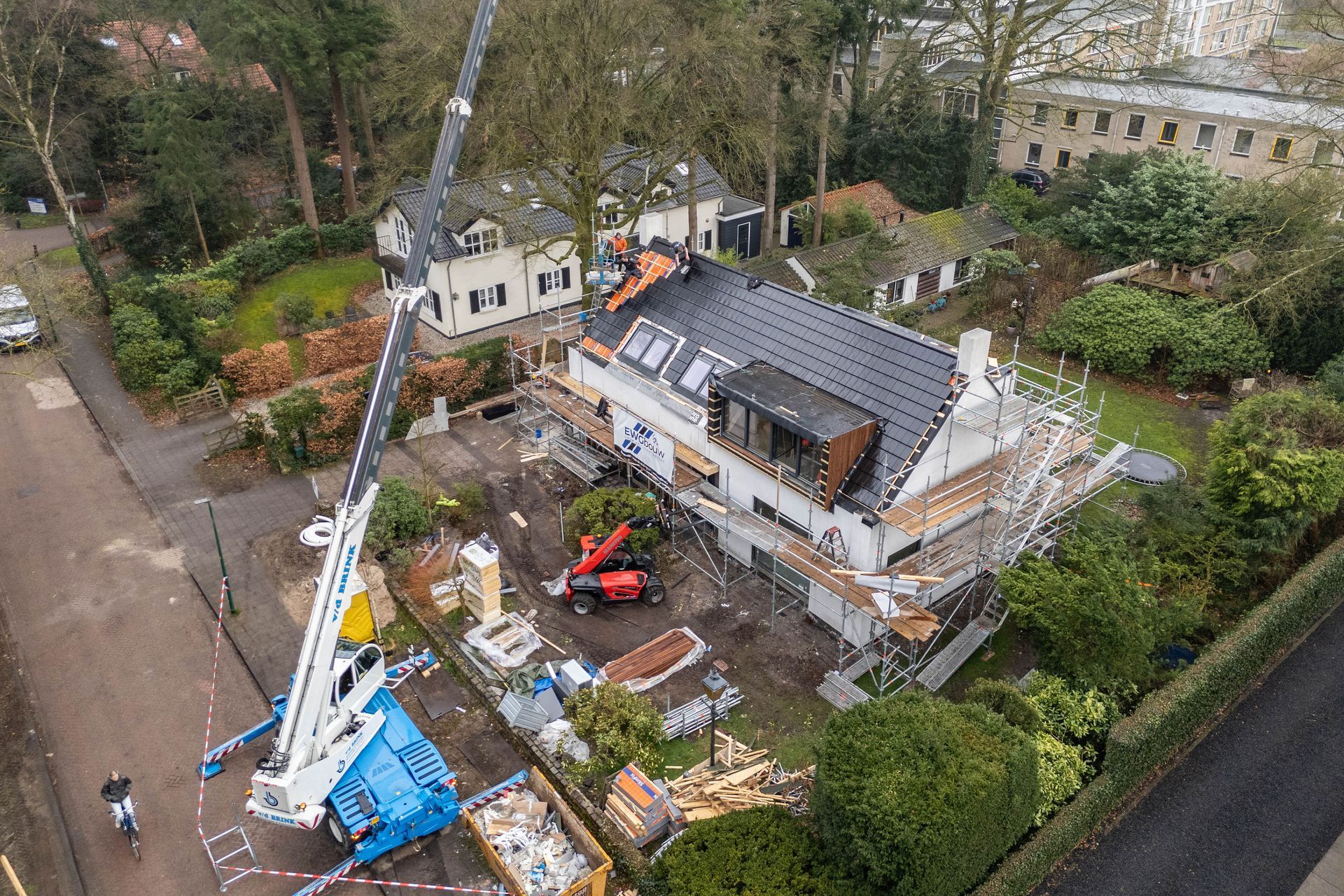 Luchtfoto dak aanbouw nieuw. Dakwerk en aanbouw uitbouw. Verbouwing renovatie woning.