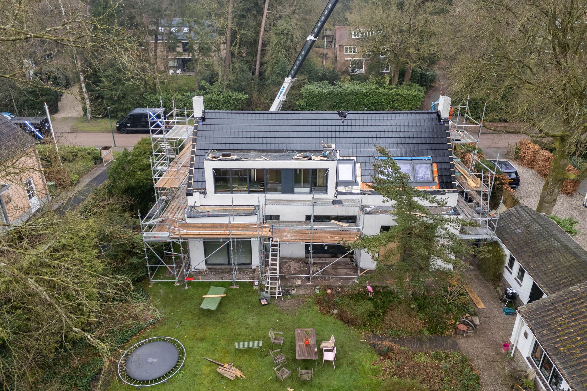 Luchtfoto woning dak in aanbouw. Dakwerk constructie bovenaanzicht. Verbouwing renovatie.
