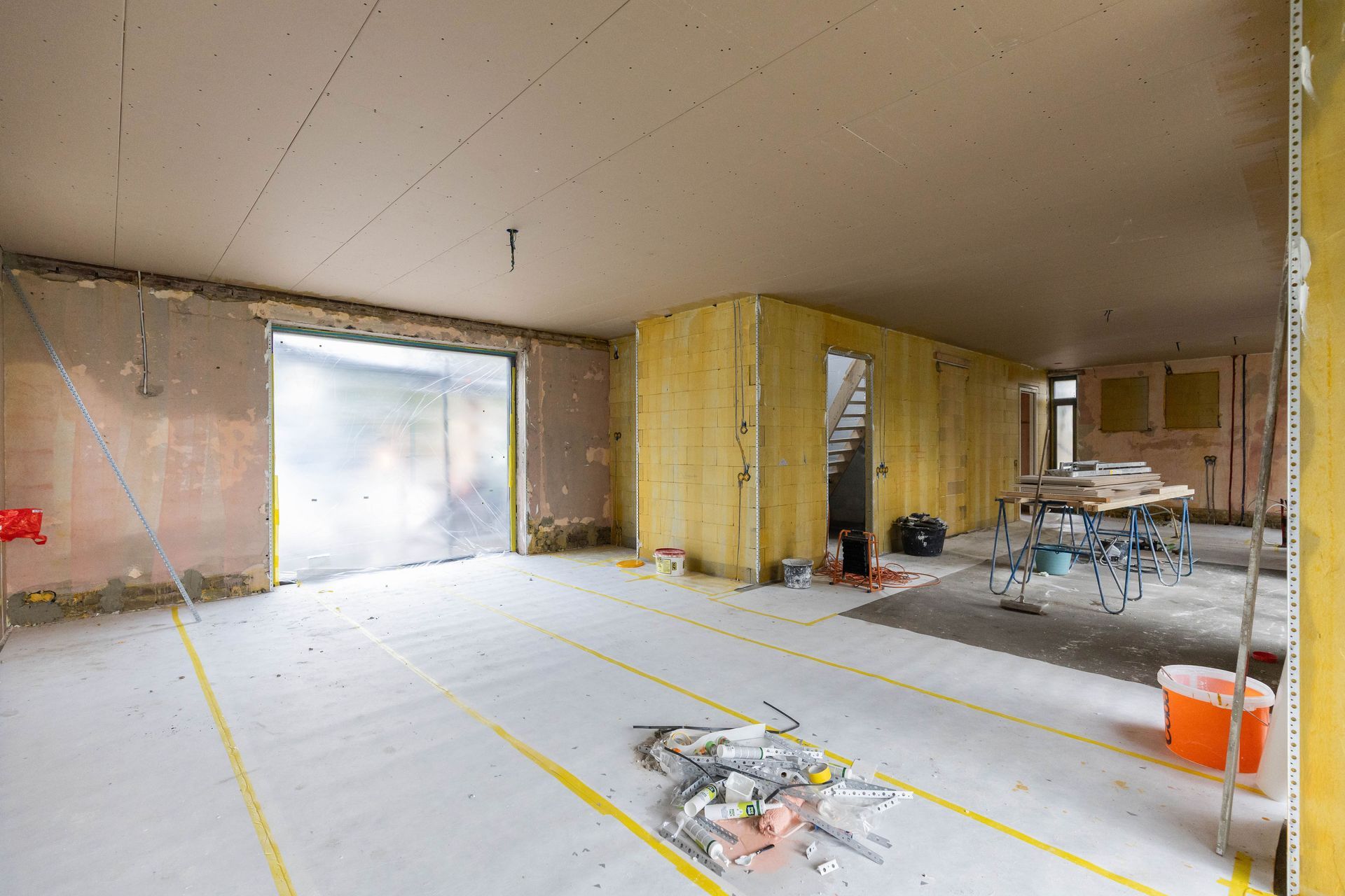 Interieur ruimte bouwfase. Betonvloer open ruimte verbouwing. Aanbouw constructie.