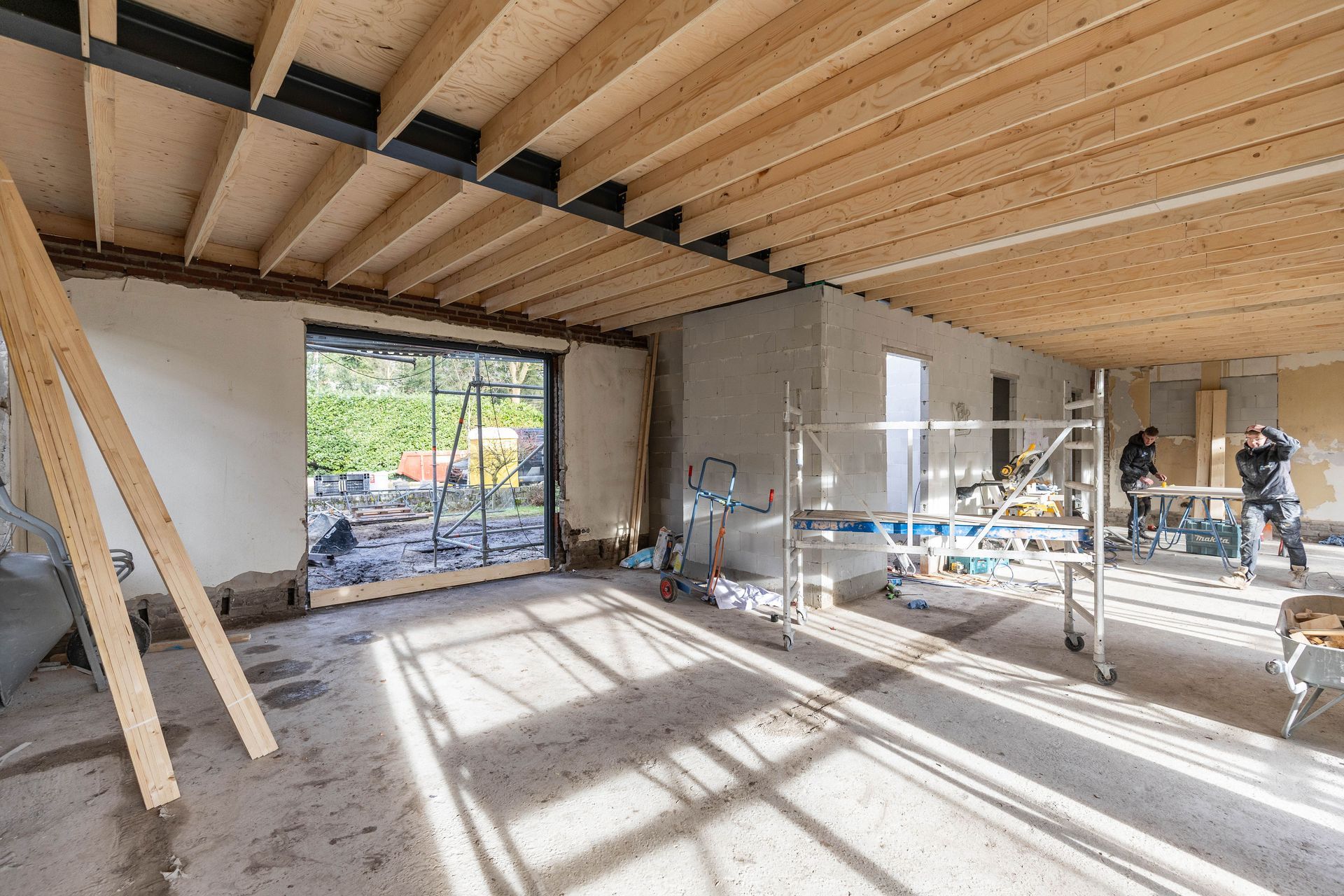 Interieur houten balken plafond. Renovatie interieur aanbouw.
