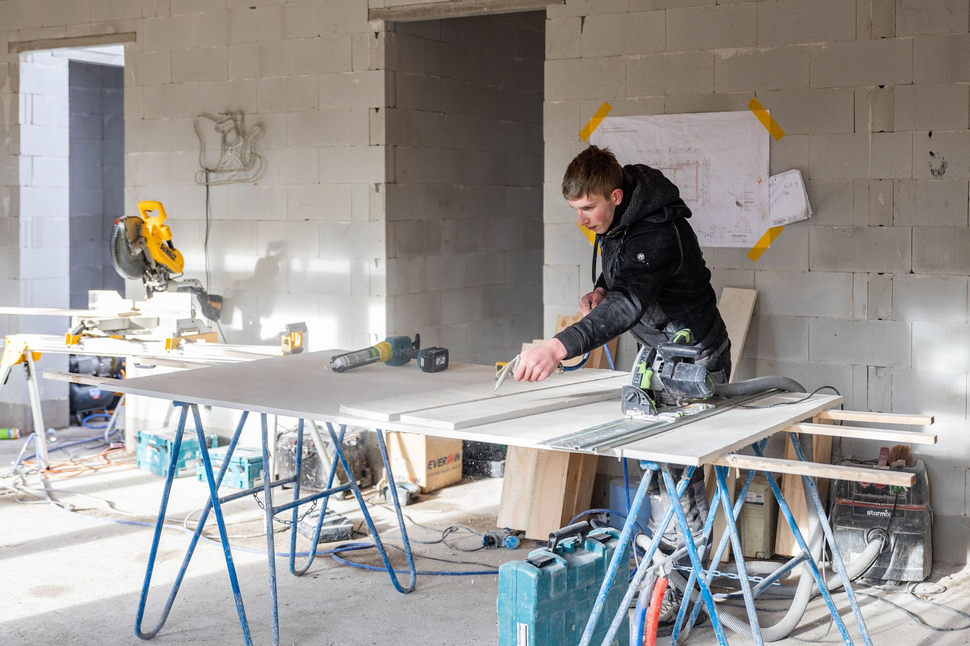 Interieur gipswerk afbouwing. Woninggerenoveerd plafondwerk timmerwerk