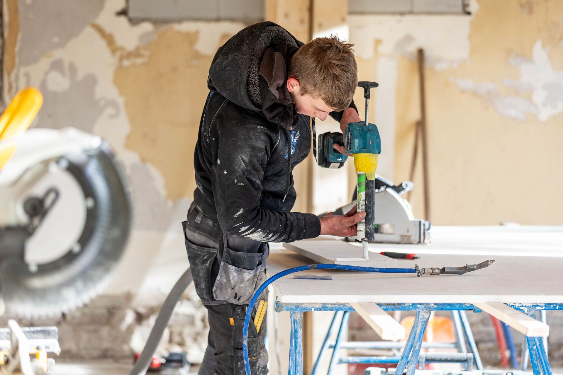 Aanbouw zaagwerk houtbewerking. Woninggerenoveerd timmerwerk bouw