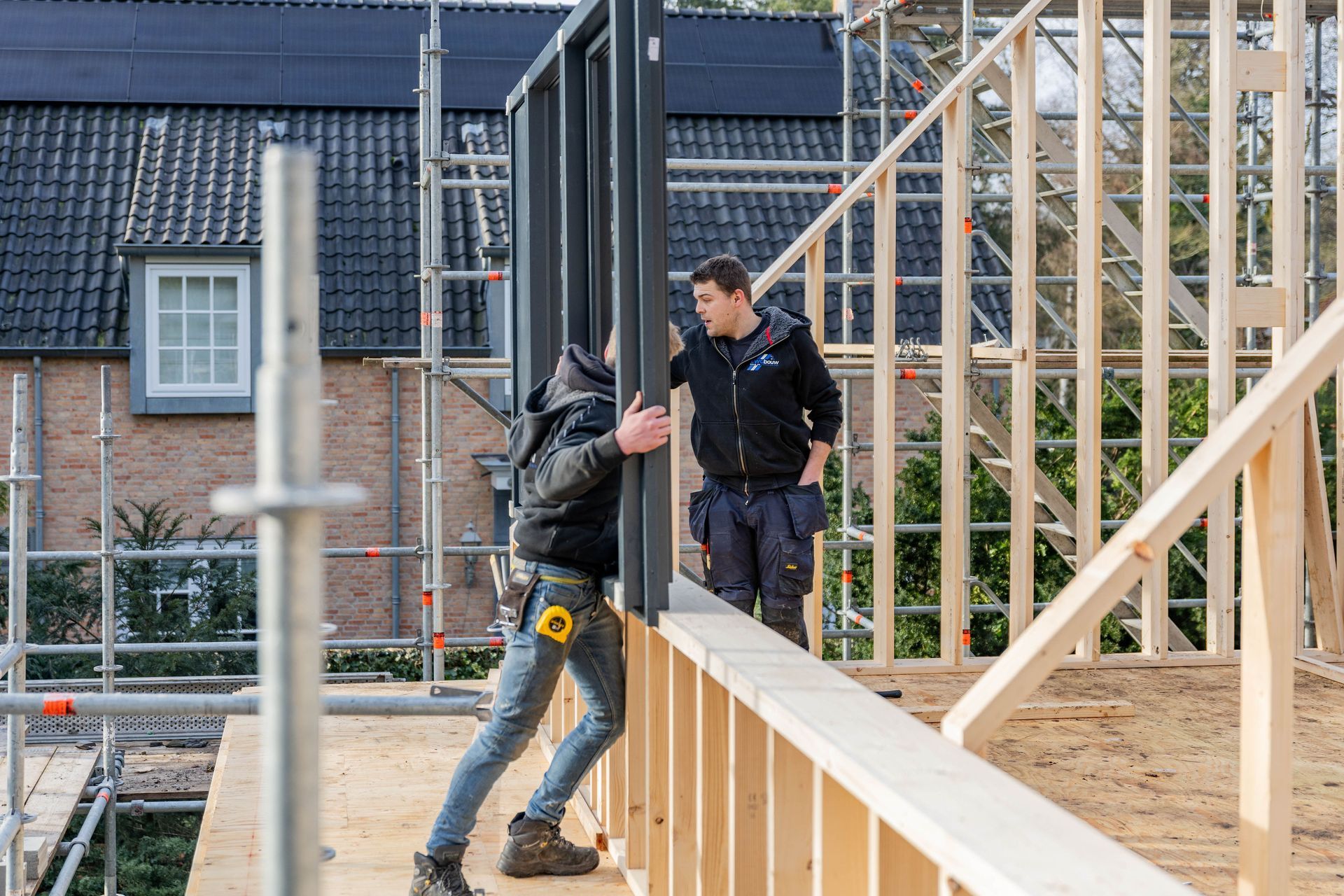 Woningaanbouw constructie voortgang. Gerenoveerd houten raamwerk bouw
