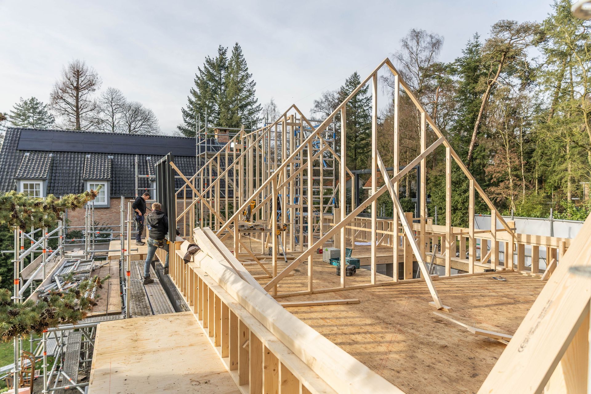 Houten dakkapelconstructie in aanbouw – uitbouw en verbouwing woning Doorn door aannemer