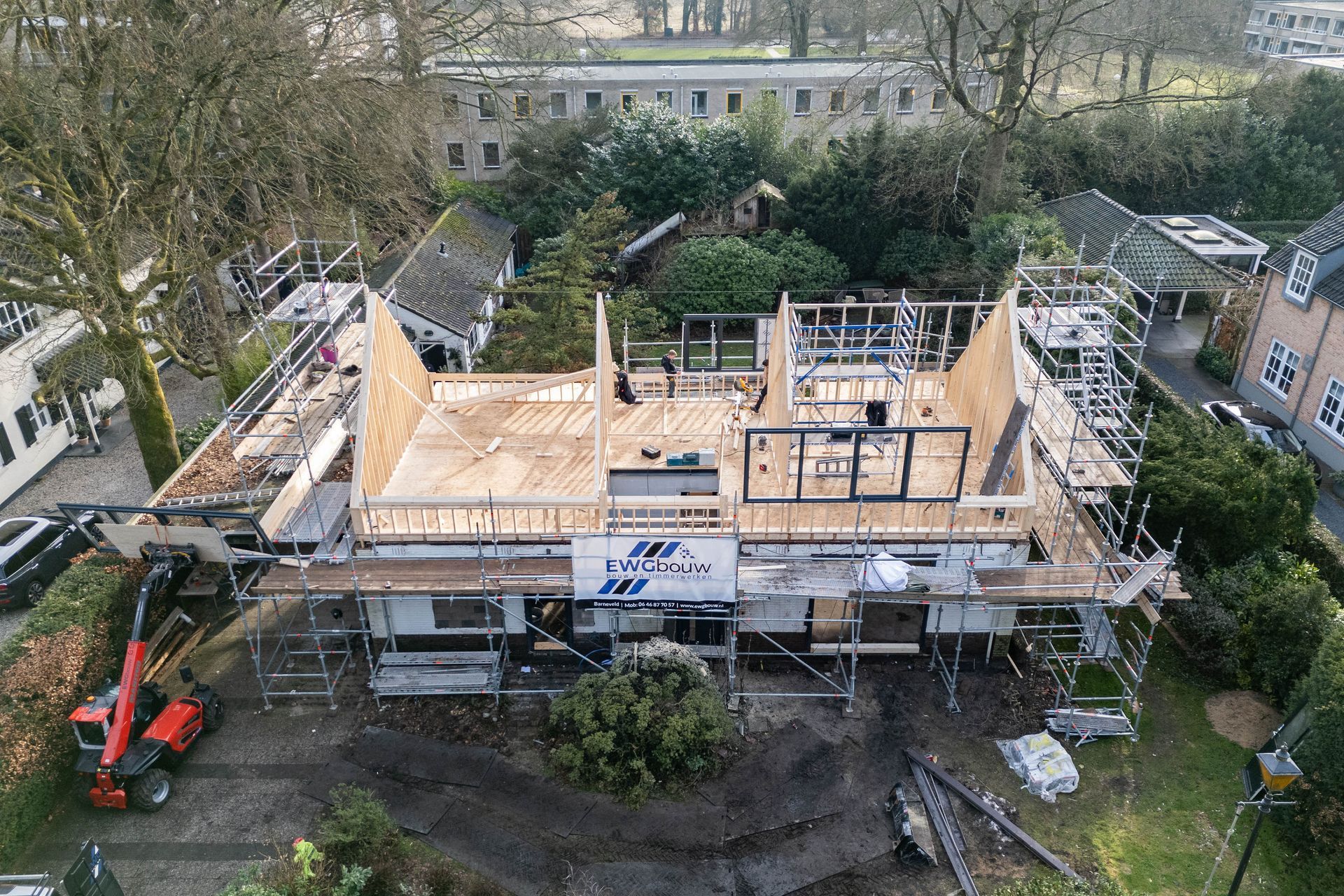 Drone-opname van uitbouw in aanbouw met houten dakconstructie – woningrenovatie Doorn door EWG Bouw