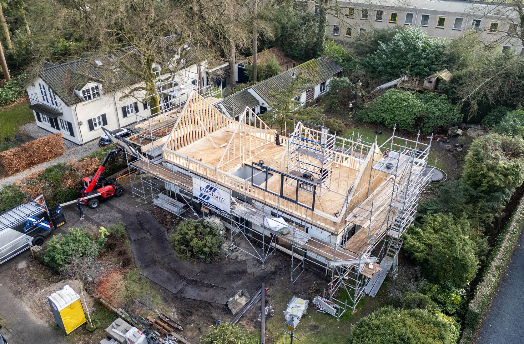 Luchtfoto grote aanbouw uitbreiding. Woonhuis verbouwing project overzicht.