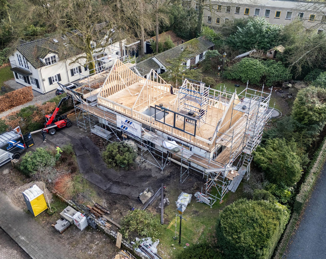 Luchtfoto dak renovatie huis. Dakwerk in voorbereiding op woning.