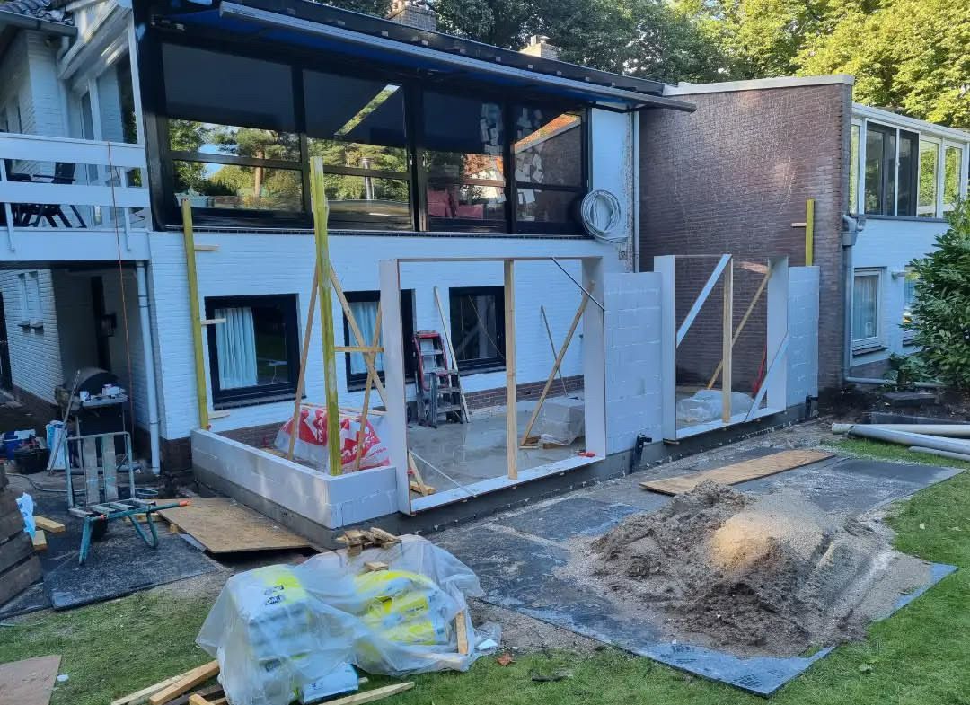 Aanbouw in constructie met houten frame. Verbouwing en uitbouw bouwproject.