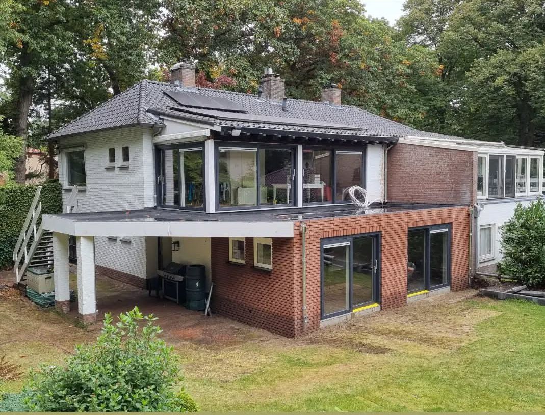 Modern huis met grote ramen. Verbouwing en renovatie woning.