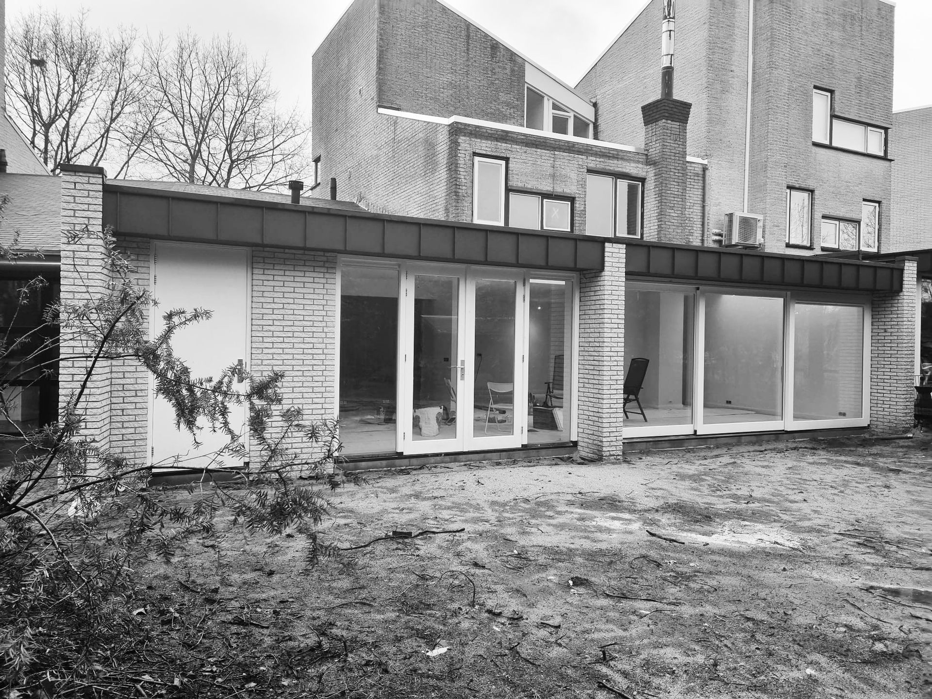 Moderne gevel aanbouw aan bestaande woning. Uitbouw en woningrenovatie.