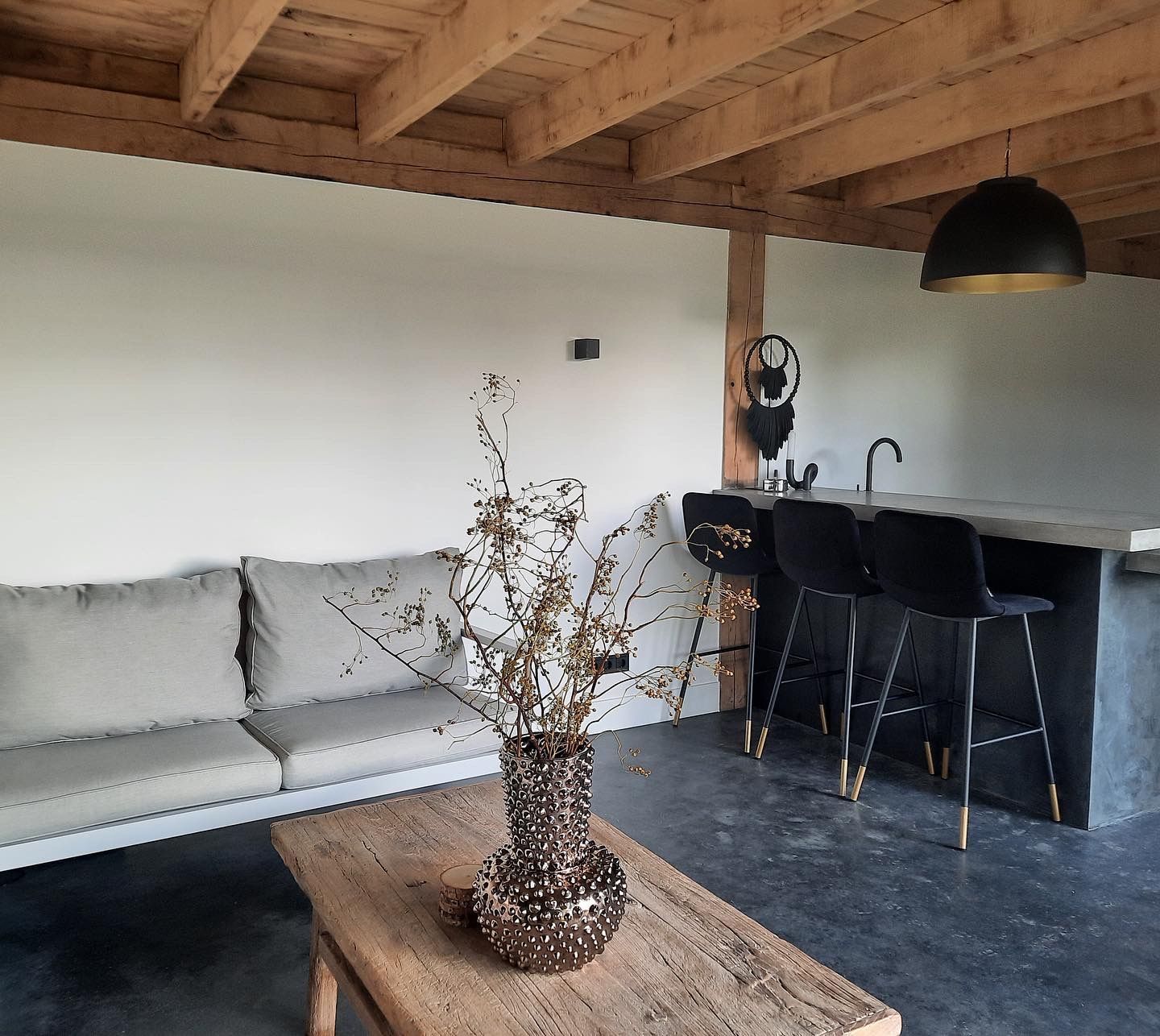 Keuken en eetkamer voor renovatie. Houten balken plafond gerenoveerde aanbouw.