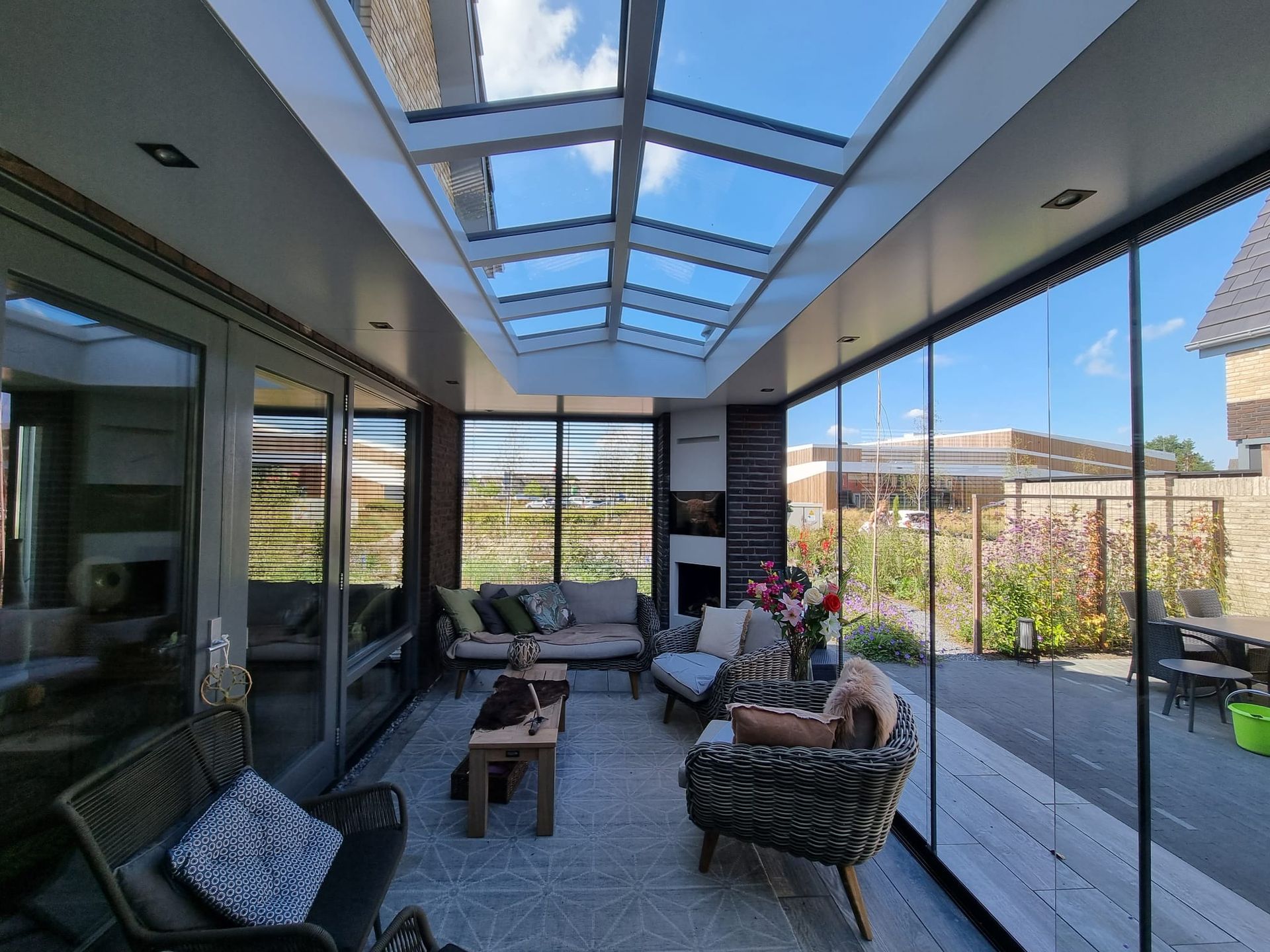 Modern glasdak veranda open ruimte. Uitbouw woonkamer verbouwing
