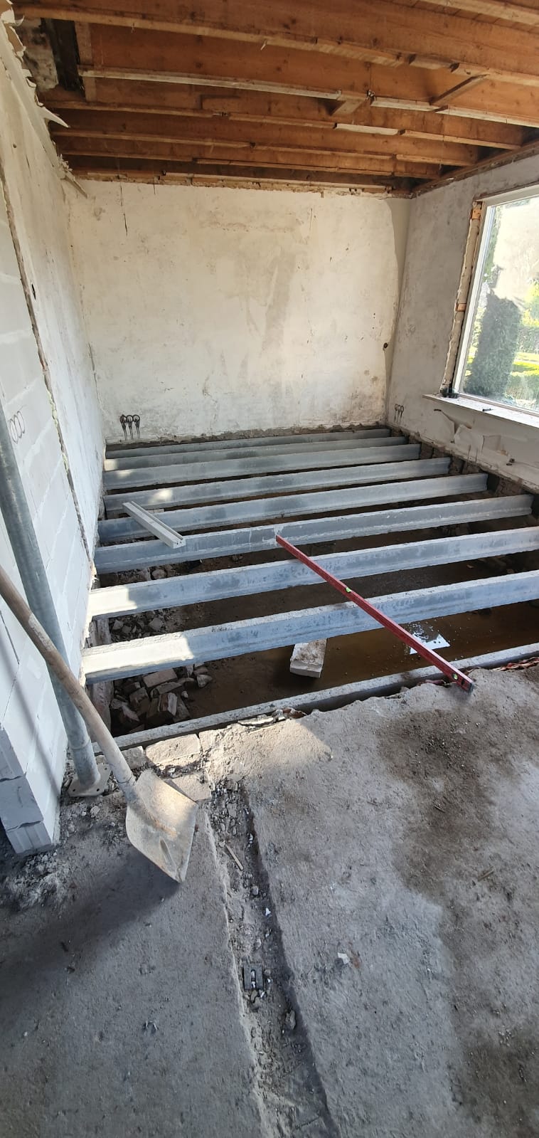 Plafond met houten balkstructuur zichtbaar. Dakwerk en plafondrenovatie.