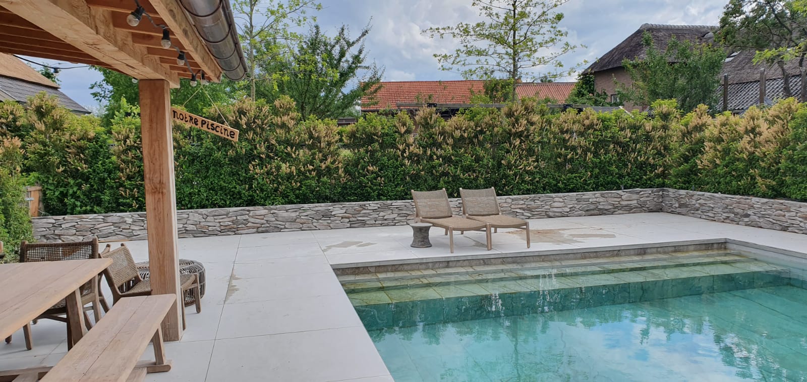 Modern terras zwembad houten pergola. Tuin renovatie design