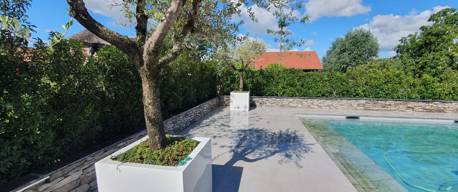 Modern terras zwembad houten zonnedak. Tuin renovatie