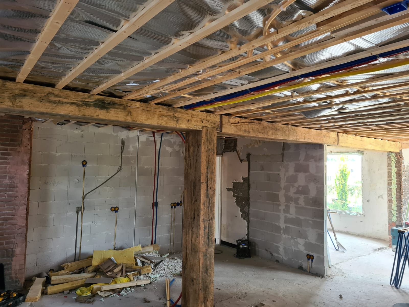 Leidingen en dakconstructie tijdens renovatie van woning