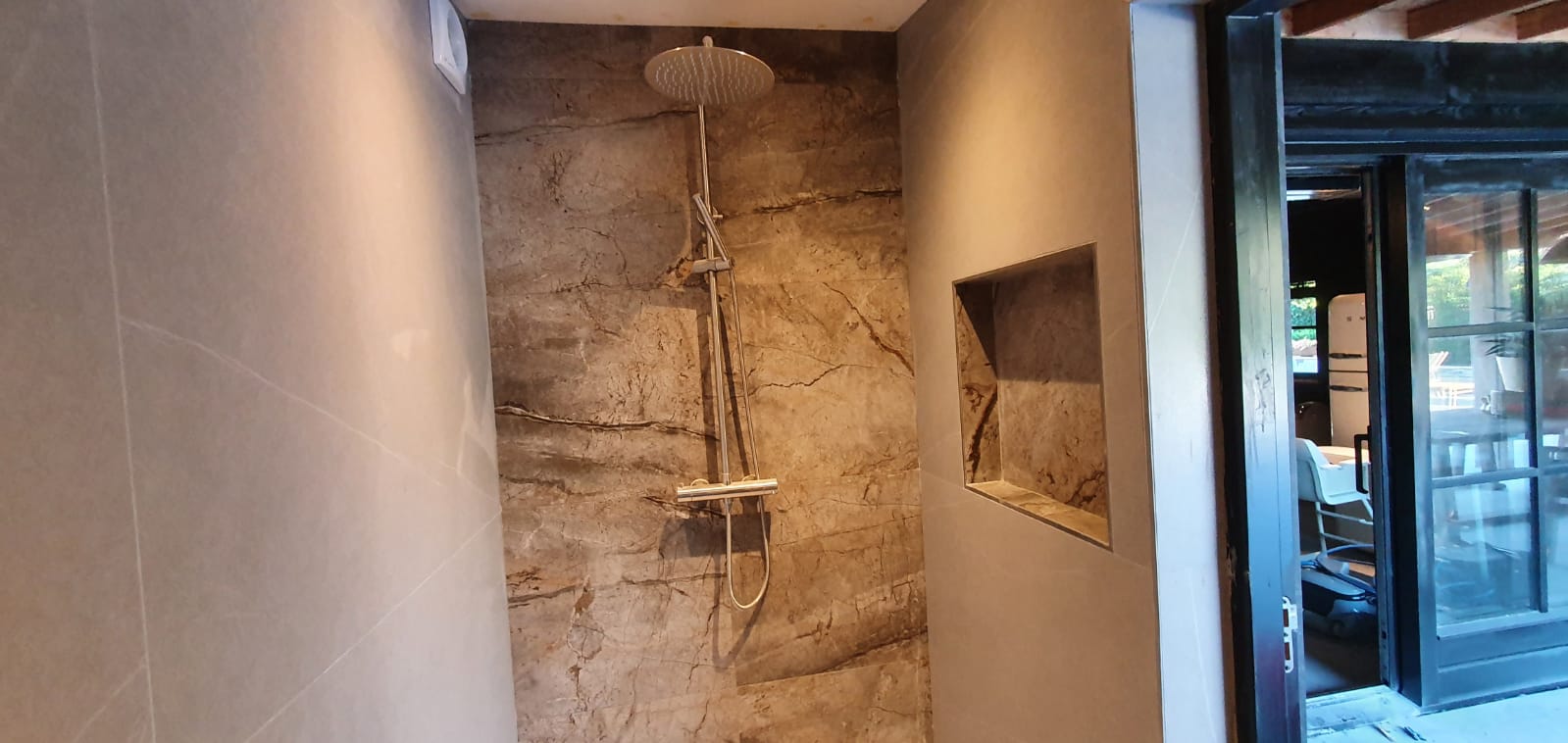 Gerenoveerde badkamer met tegels. Moderne badkamer verbouwing.