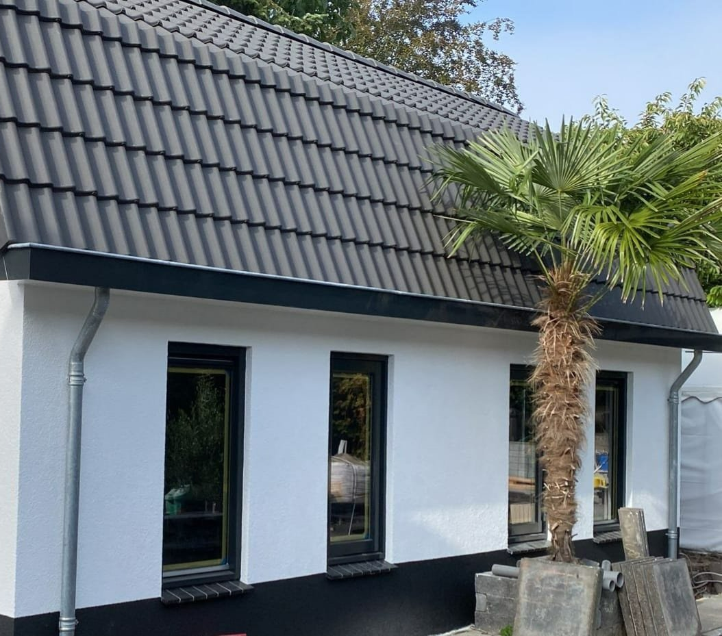 Moderne witte gevel dakdetail. Verbouwing woning renovatie.