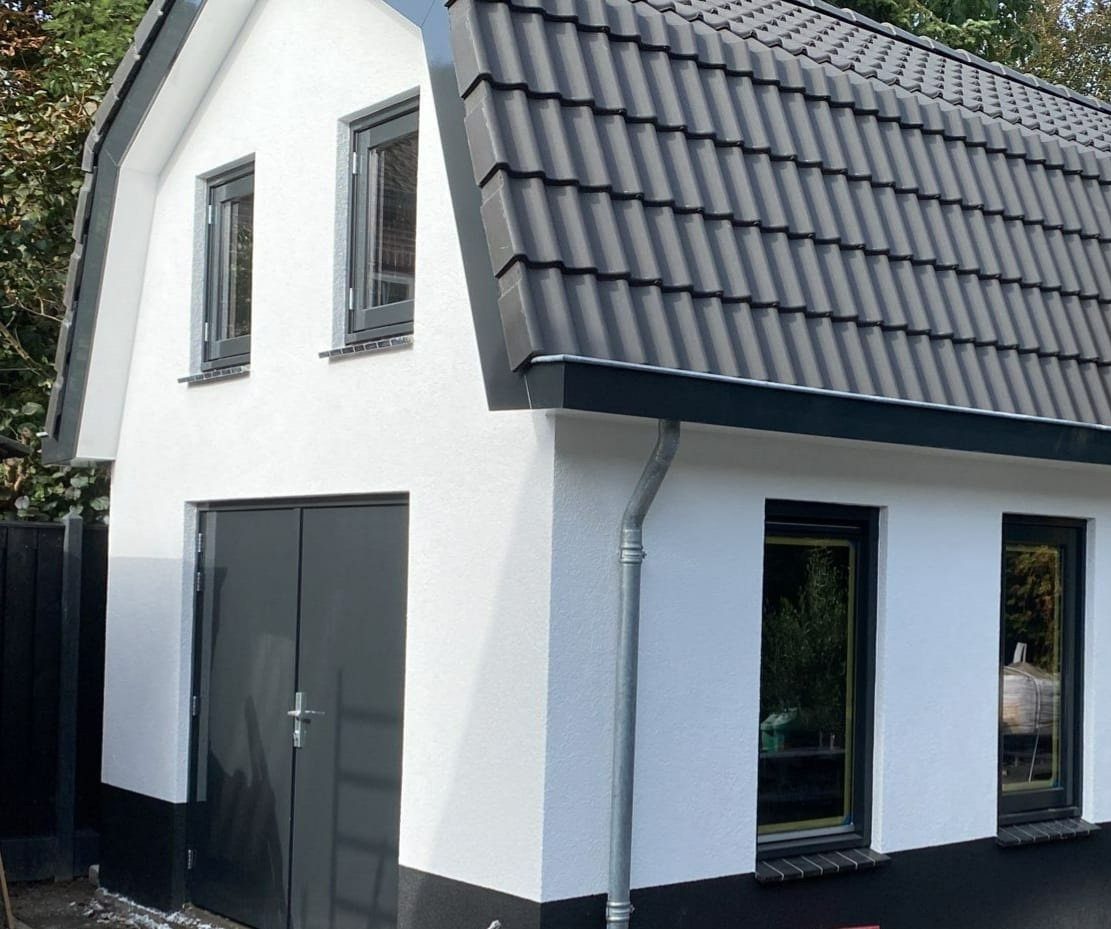 Gerenoveerde woning met nieuw dak, dakgoot en moderne raamkozijnen – renovatie en verbouwing door aannemer