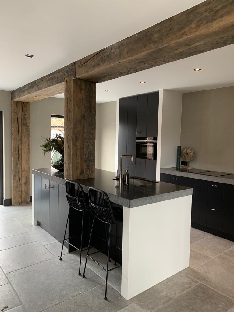 Interieur houten balk industrieel. Woonkamer verbouwing authentiek