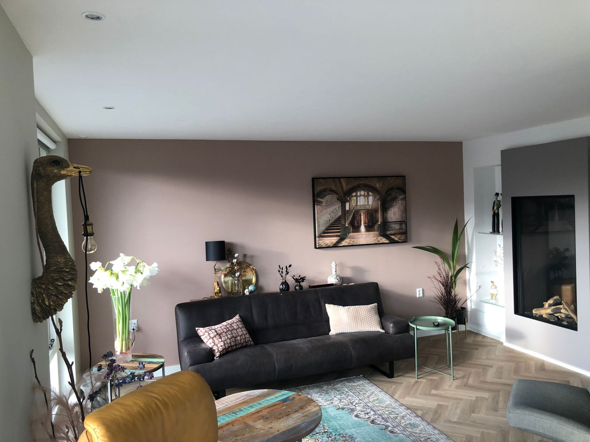 Interieur woonkamer roze muur modern. Verbouwde woonkamer