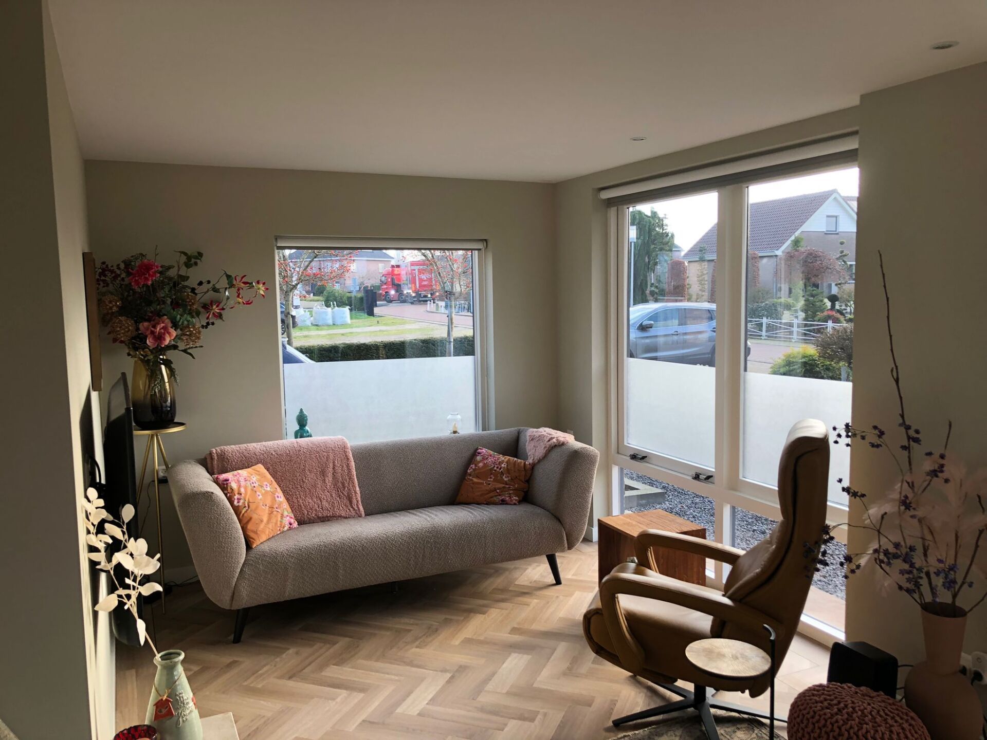 Gerenoveerde woonkamer met schuifdeuren naar terras. Moderne renovatie aanbouw.