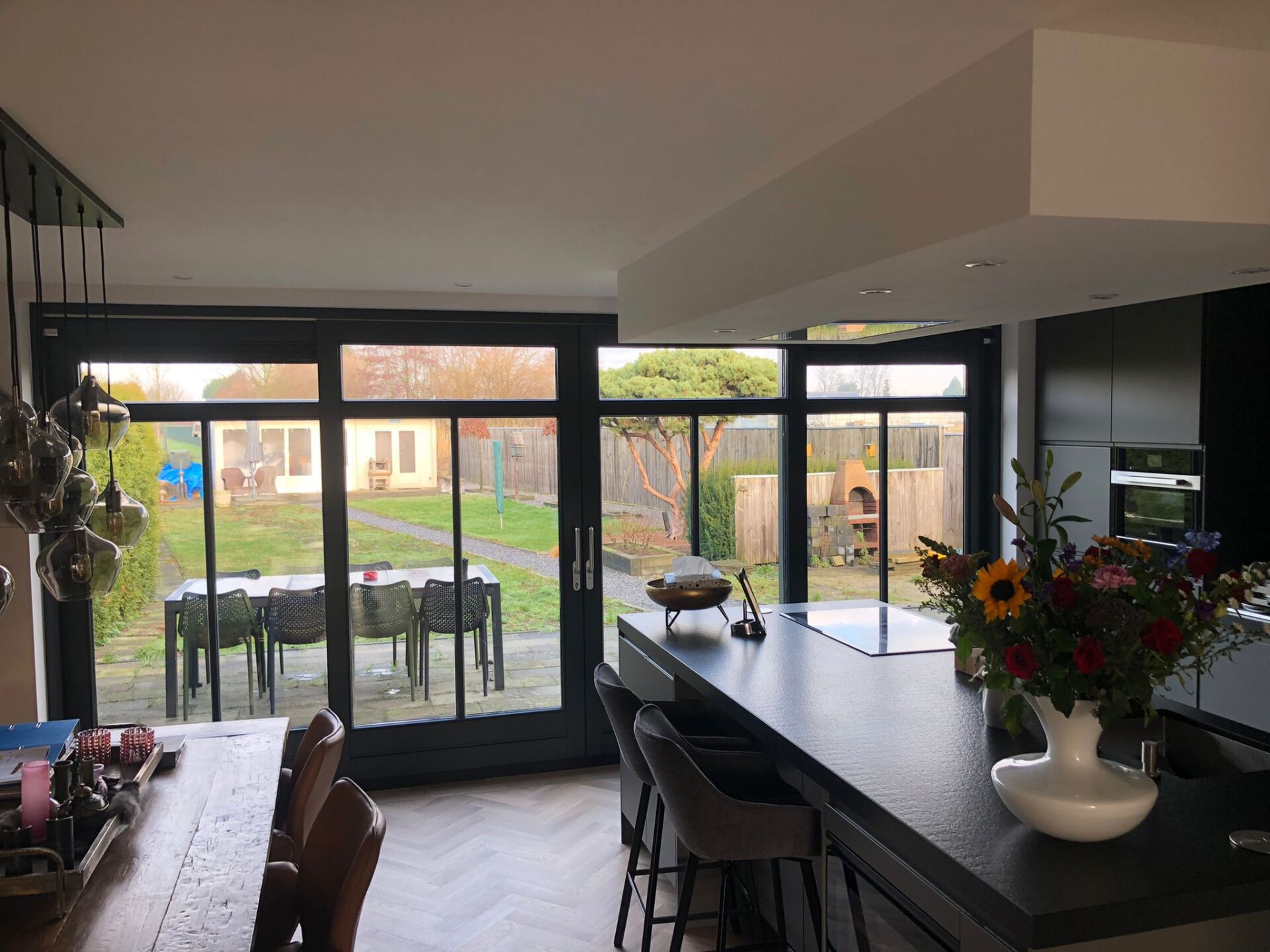 Woonkamer en eetkamer gerenoveerd. Grote glazen schuifdeuren gerenoveerd.