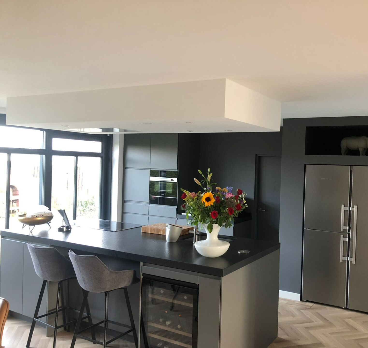 Plafond en keuken detail moderne verbouwing. Gerenoveerde eetkamer ruimte.