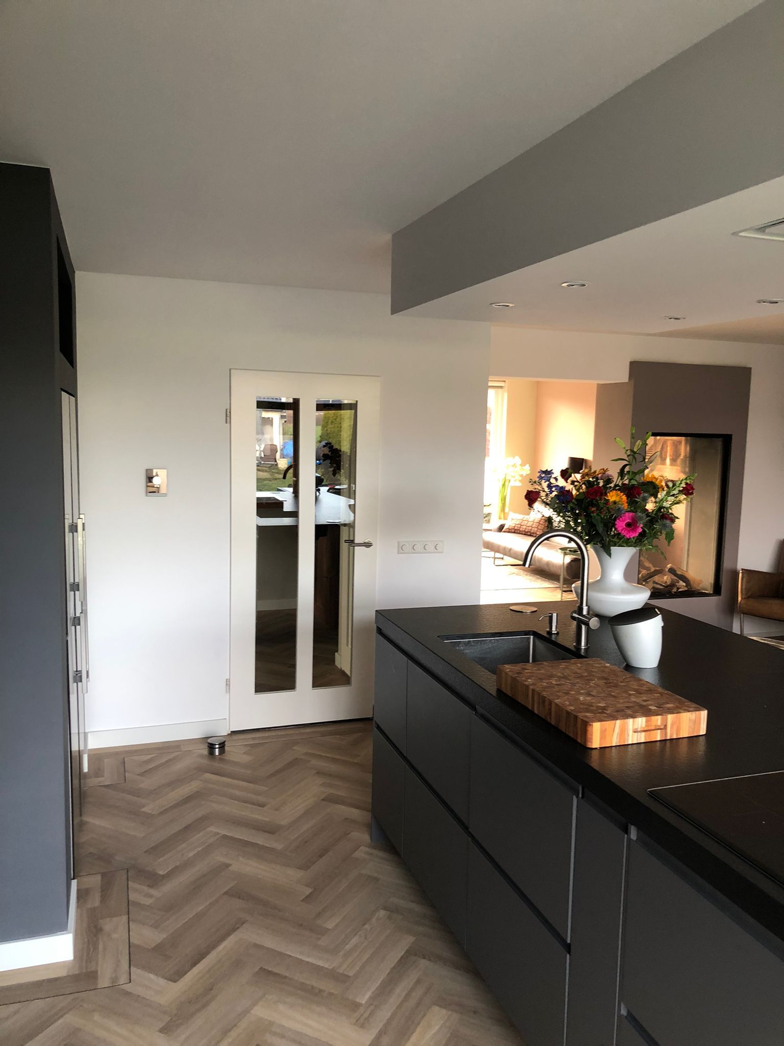 Gerenoveerde woonkamer met moderne plafond uitwerking. Verbouwing interieur.