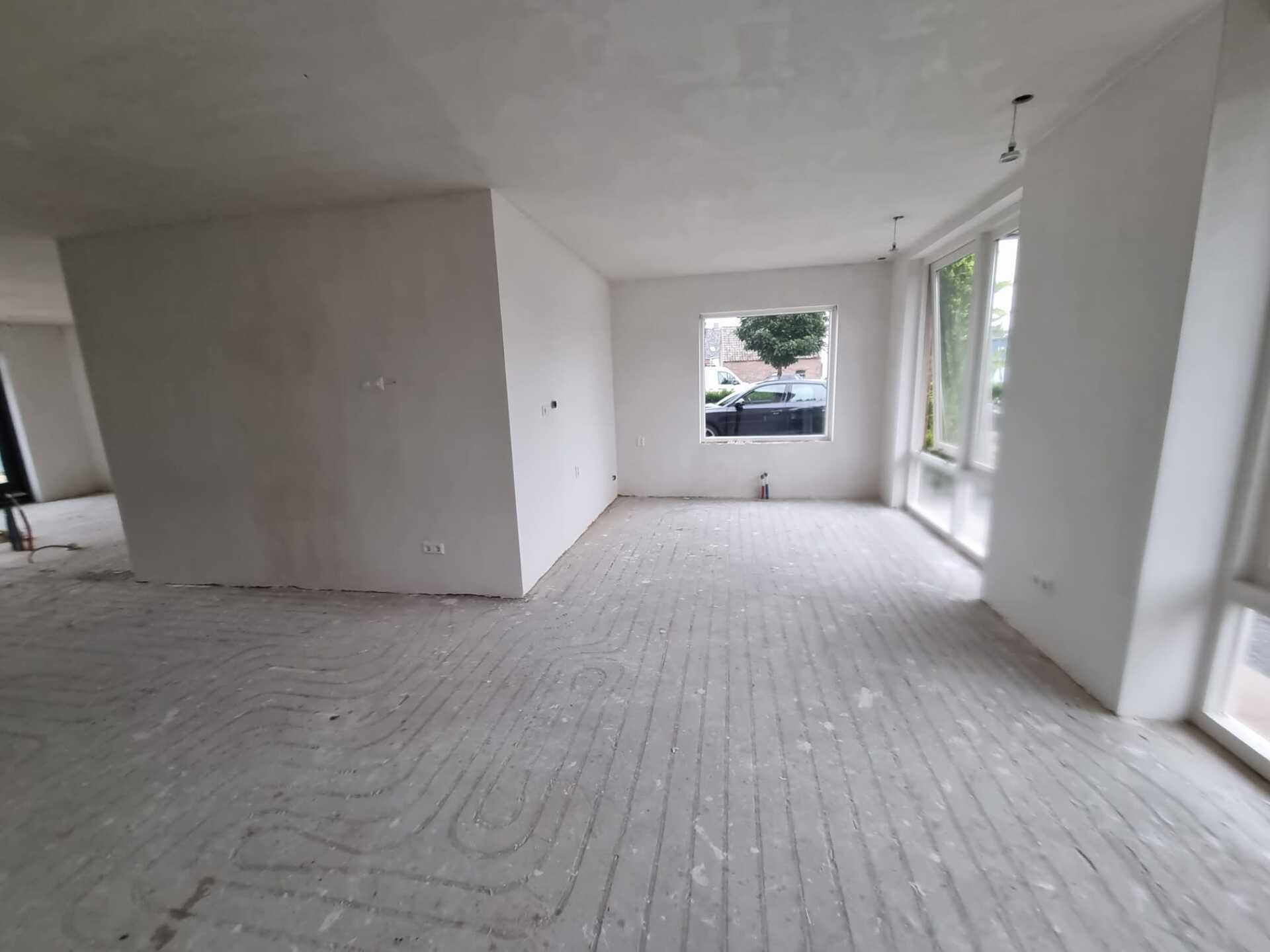 Gerenoveerde open woonkamer eetkamer. Moderne verbouwing met veel licht.