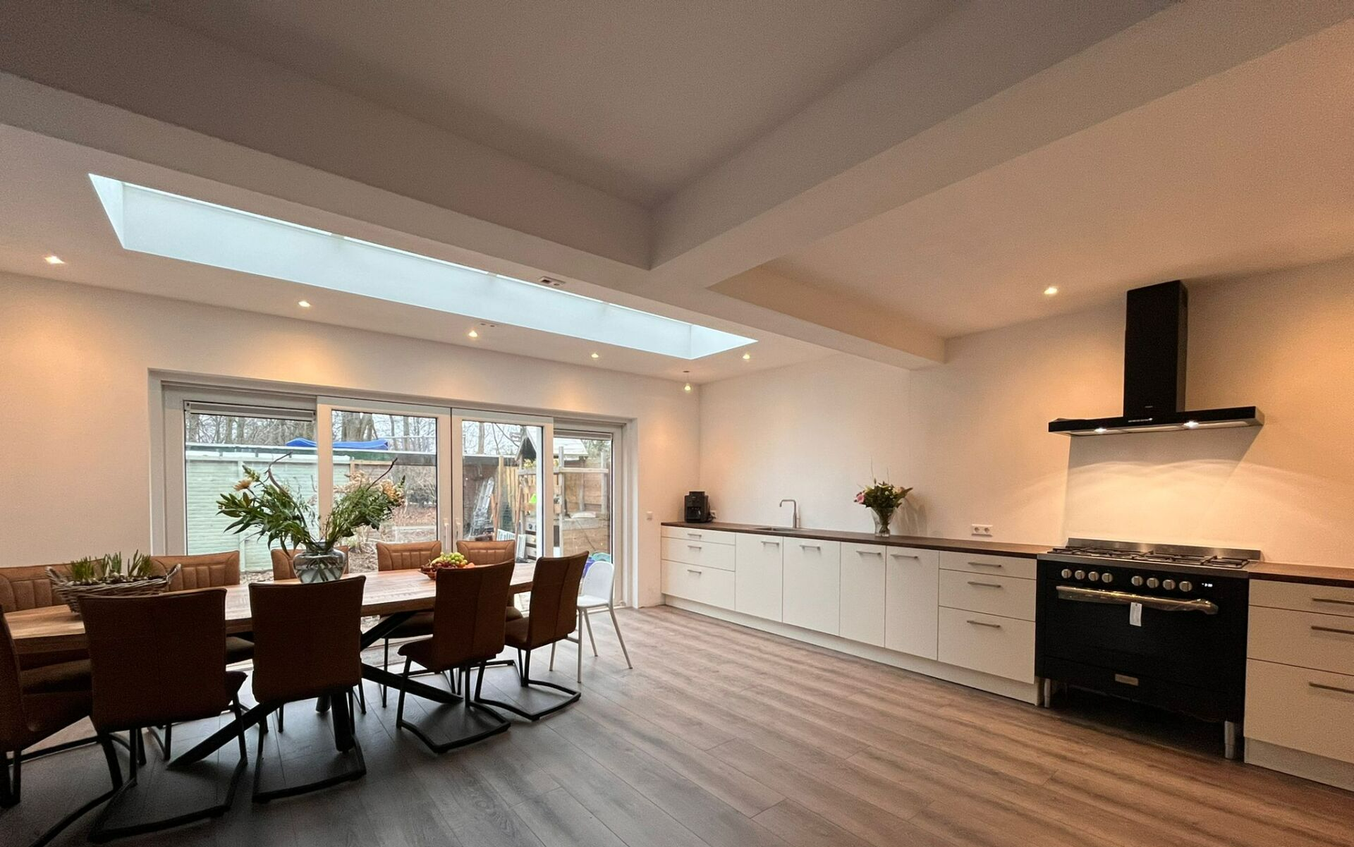 Gerenoveerde keuken eetkamer zwarte fornuis. Woonkeuken renovatie open
