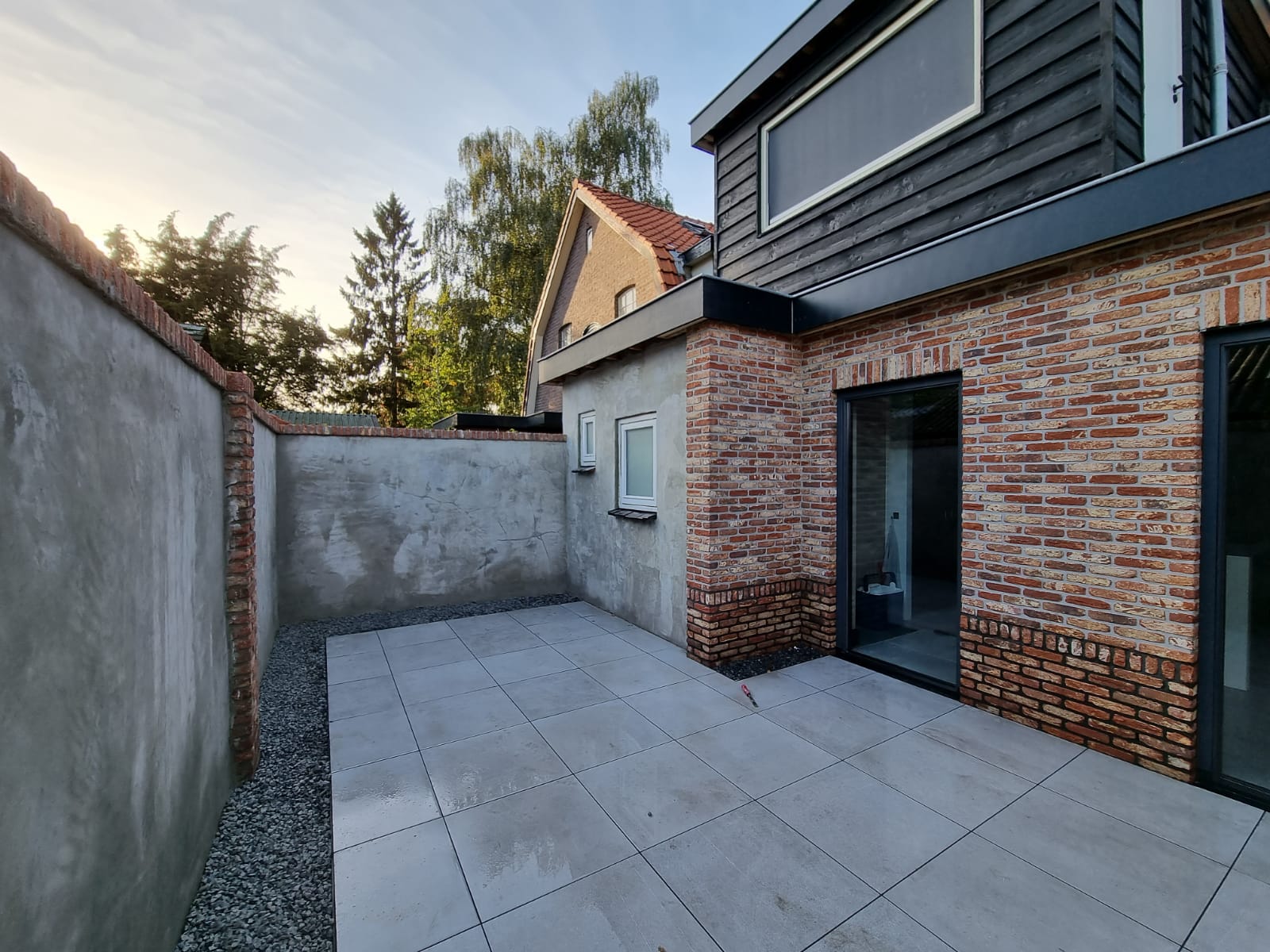 Bakstenen voorgevel donker patio modern. Huisgevel renovatie