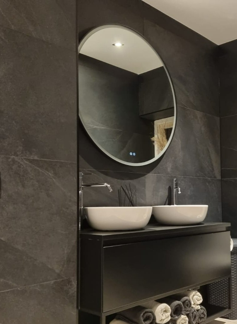 Interieur verbouwing. Houten balken plafond. Renovatie woning modern.