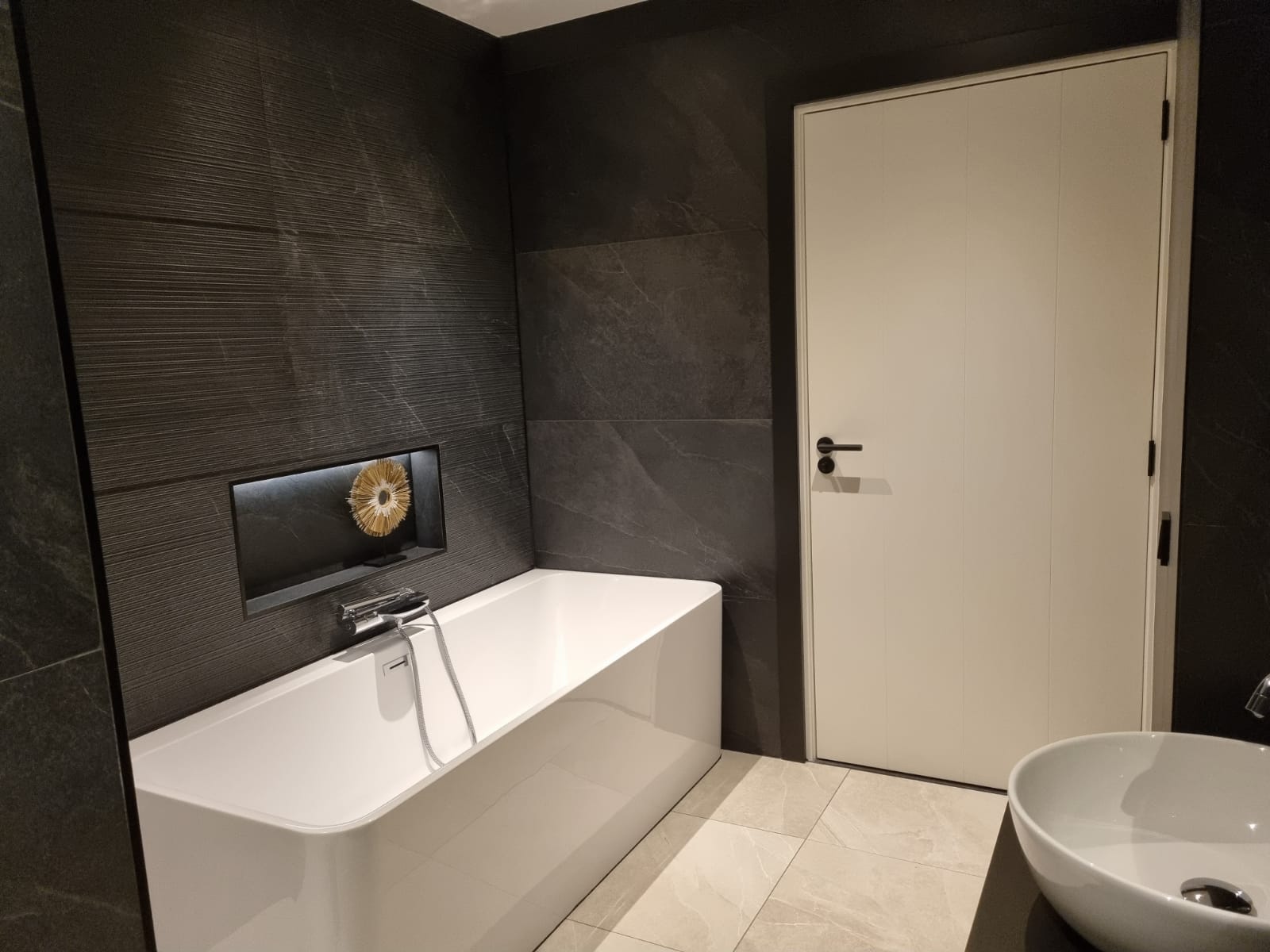 Gang verbouwing. Entree interieur deur raam. Renovatie woning.