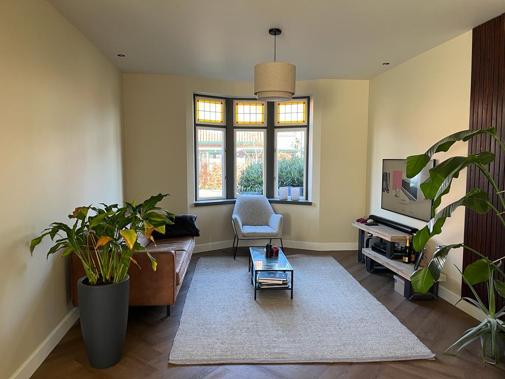 Modern interieur woonkamer geel. Verbouwde woonruimte design