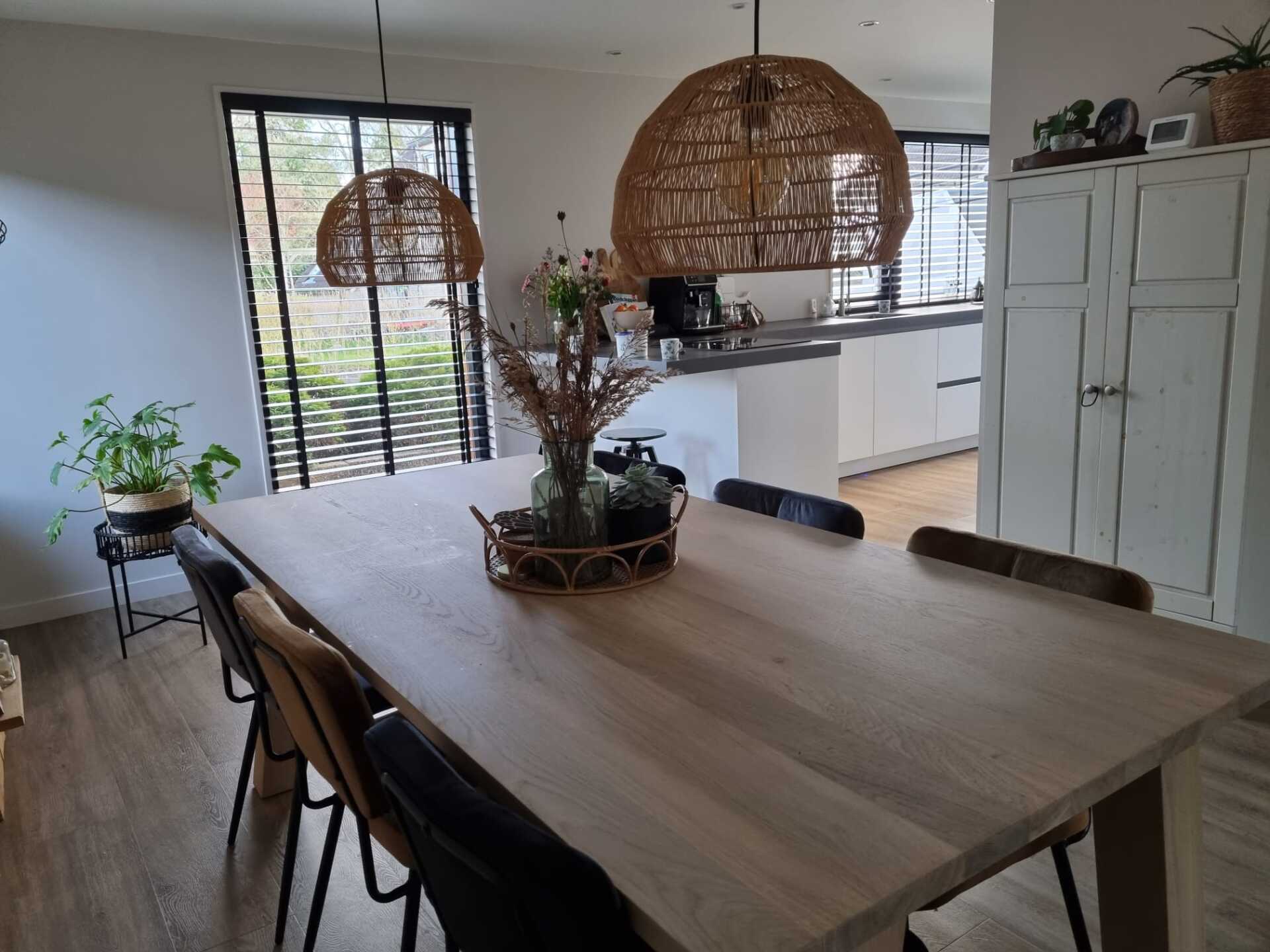 Open keuken en woonkamer modern interieur. Keukenrenovatie en verbouwing woonruimte.