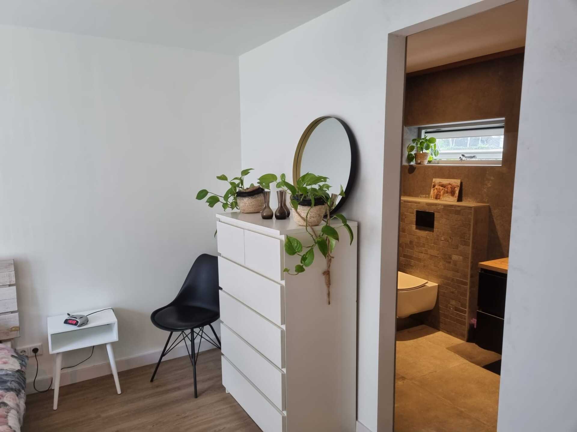 Modern interieur met ingang en verlichting. Interieurvervouwing en renovatie woning.
