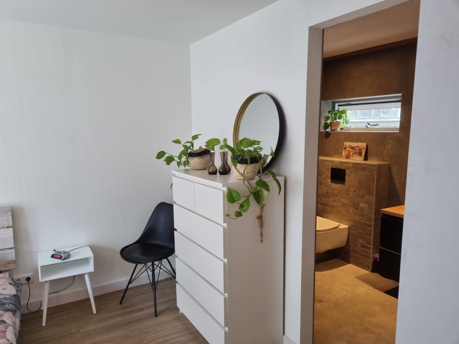 Modern interieur met kasten en ingang. Interieurvervouwing en renovatie woonruimte.