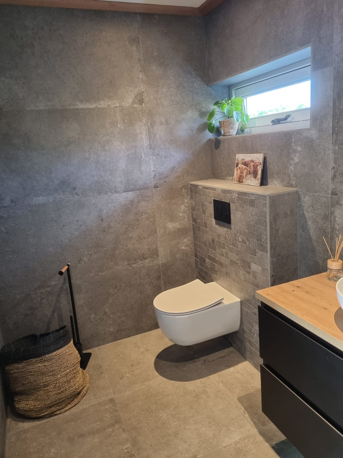 Betonnen interieur kamer in constructie fase. Verbouwing interieur en renovatie bouwwerkzaamheden.