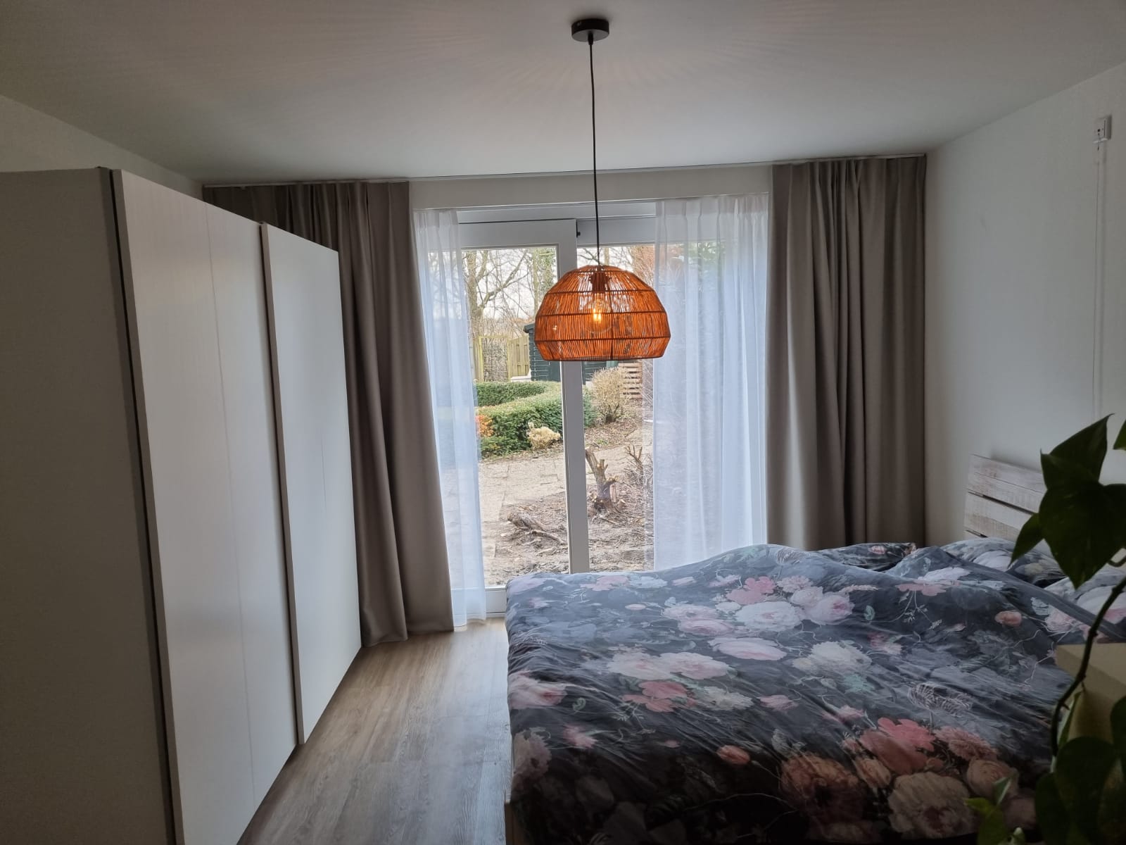 Slaapkamer met grote terrasdeuren modern design. Slaapkamerrenovatie en verbouwing interieur.
