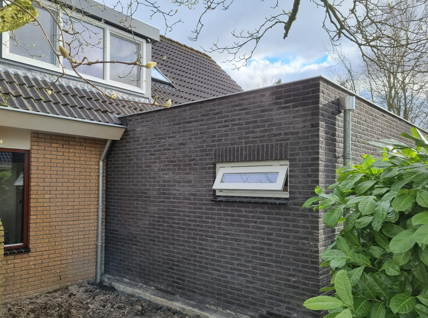 Woning gerenoveerd met moderne aanbouw. verbouwing woning.