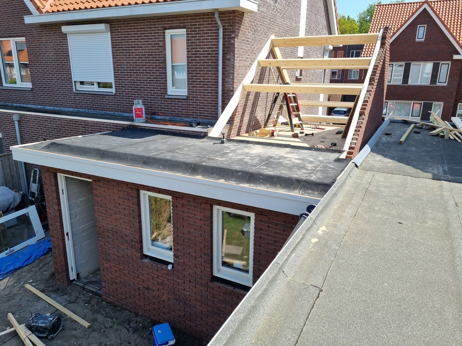 Aanbouw dak houtwerk. Verbouwing woning constructie uitvoering.
