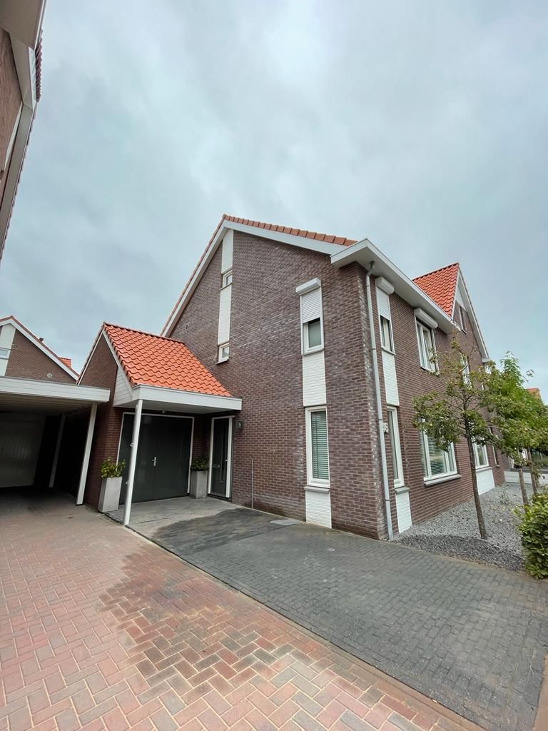 Moderne bakstenen woning. Dak renovatie en aanbouw.