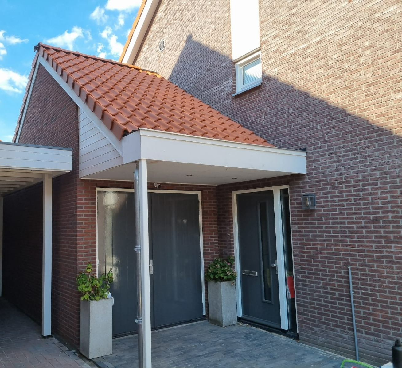 Moderne veranda afdak aan bakstenen woning. aanbouw.